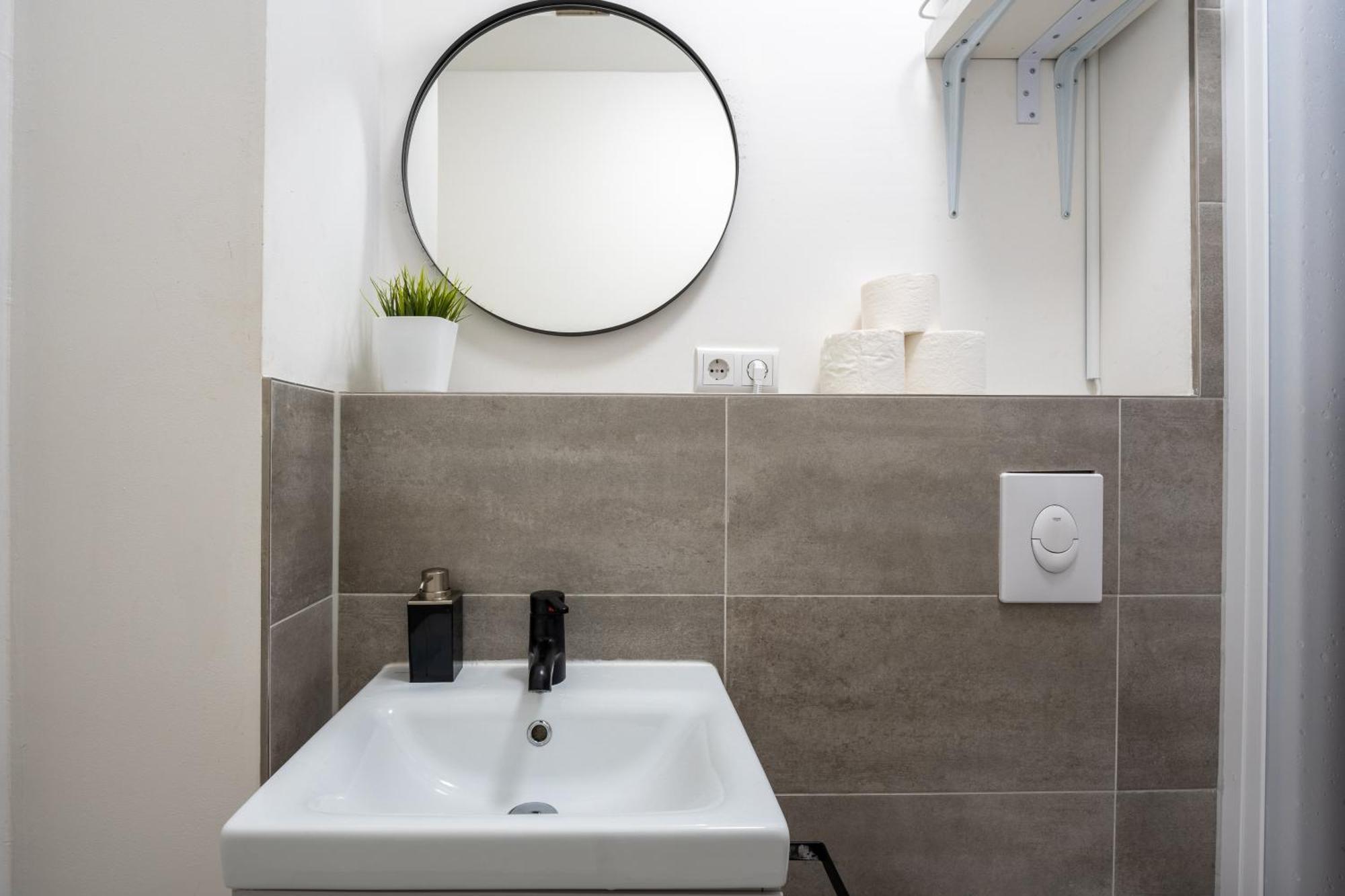 Modern, Central Flat With Workspace Берлін Екстер'єр фото